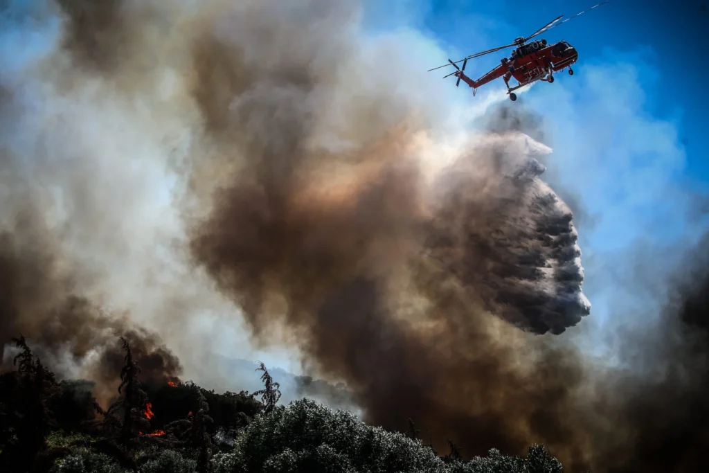 Σε ύφεση η πυρκαγιά σε Σπάτα, Πικέρμι – Μάχη με τις αναζωπυρώσεις – 170 πυροσβέστες και 21 εναέρια μέσα στην περιοχή