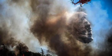 Σε ύφεση η πυρκαγιά σε Σπάτα, Πικέρμι – Μάχη με τις αναζωπυρώσεις – 170 πυροσβέστες και 21 εναέρια μέσα στην περιοχή