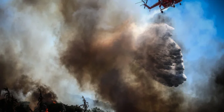 Σε ύφεση η πυρκαγιά σε Σπάτα, Πικέρμι – Μάχη με τις αναζωπυρώσεις – 170 πυροσβέστες και 21 εναέρια μέσα στην περιοχή