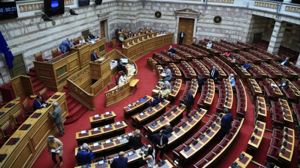 Βουλή: Ψηφίστηκε το νομοσχέδιο του υπουργείου Υγείας για την προστασία των ανηλίκων από προϊόντα καπνού και αλκοόλ