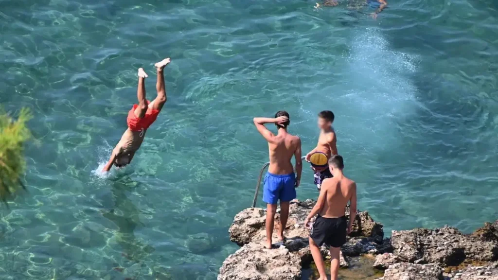 Προειδοποίηση μετεωρολόγων: Θερμικός θόλος και καύσωνας διαρκείας από την Κυριακή στην Ελλάδα με θερμοκρασίες έως 43°C