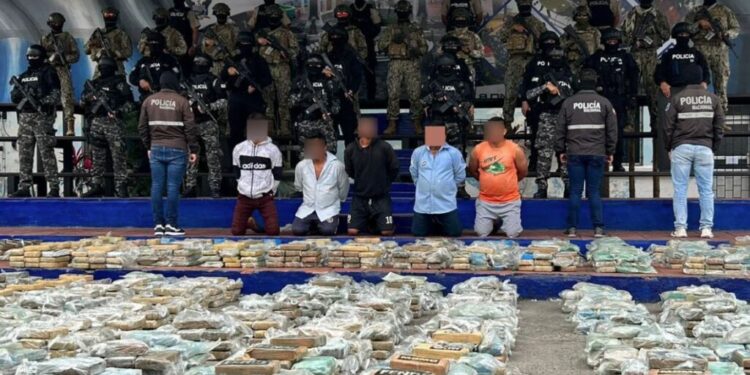 Ισημερινός: Οι Αρχές κατέσχεσαν τρεις τόνους ναρκωτικών της αλβανικής μαφίας – Συνελήφθησαν πέντε άτομα