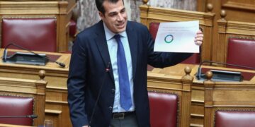 Θάνος Πλεύρης για το Μεταναστευτικό: «Επιστροφή ή φυλακή για όσους δεν δικαιούνται άσυλο - Δεν είναι ξενοδοχείο το υπουργείο Μετανάστευσης»
