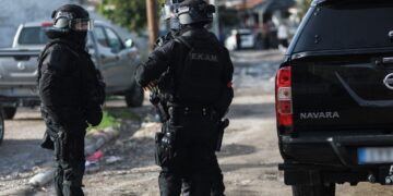 Επιχείρηση της ΕΛΑΣ για την εξάρθρωση ομάδων της νύχτας – Συνελήφθησαν 13 άτομα- Ανάμεσά τους απόστρατος αστυνομικός