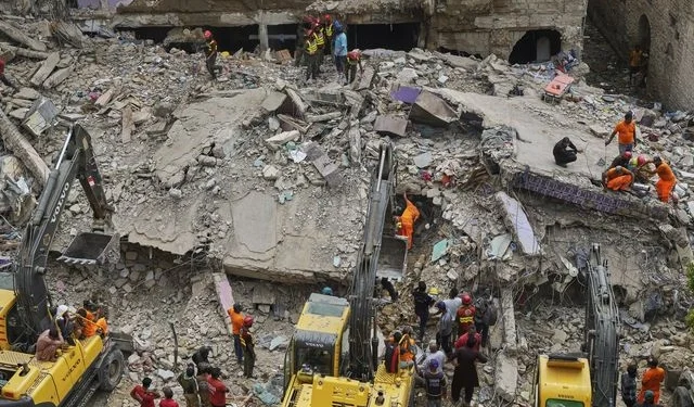 Πακιστάν: Κατέρρευσε πενταώροφη πολυκατοικία στο Καράτσι – Τουλάχιστον 7 νεκροί