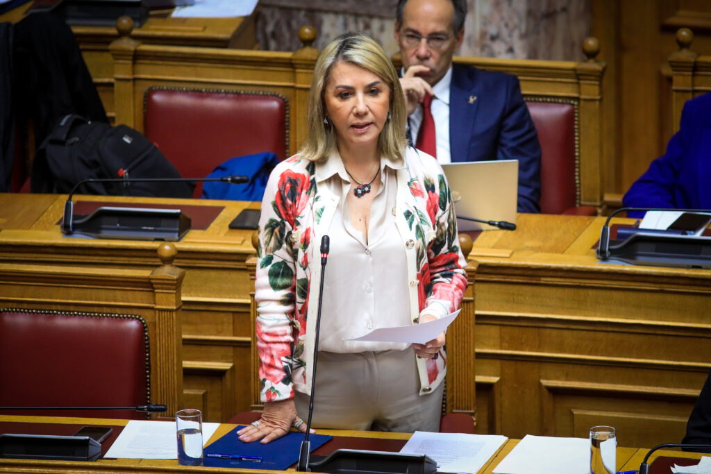 Συνελήφθη, με προσημειωμένα χαρτονομίσματα, γνωστός δημοσιογράφος μετά από καταγγελία της Ζέττα Μακρή για εκβιασμό