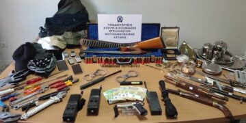 Ταυτοποιήθηκαν και συνελήφθησαν δύο άτομα που αναζητούνταν για διάρρηξη σε οικία στη Γλυφάδα με λεία 242.000 ευρώ και 20 χρυσές λίρες