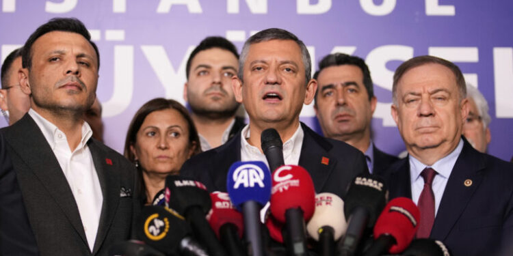 Τουρκία: Νέα έρευνα της εισαγγελίας της Άγκυρας κατά του επικεφαλής της αντιπολίτευσης Οζέλ για προσβολή του Ερντογάν