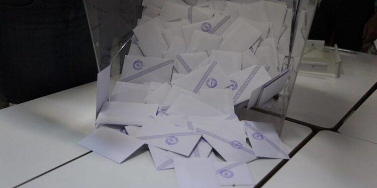 Δημοσκόπηση Opinion Poll: Προηγείται σταθερά η ΝΔ – ΠΑΣΟΚ και Πλεύση Ελευθερία σχεδόν ισόβαθμοι στη δεύτερη θέση