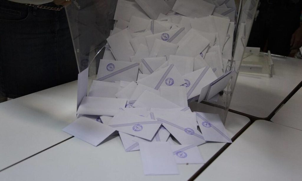 Δημοσκόπηση Opinion Poll: Προηγείται σταθερά η ΝΔ – ΠΑΣΟΚ και Πλεύση Ελευθερία σχεδόν ισόβαθμοι στη δεύτερη θέση