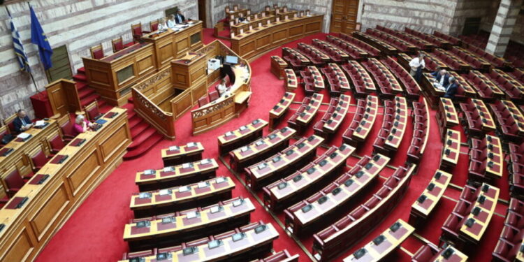 Βουλή: Ψηφίστηκε από την Επιτροπή το νομοσχέδιο του Υπουργείου Ανάπτυξης για τις δημόσιες συμβάσεις – Την Πέμπτη 10/7 εισάγεται στην Ολομέλεια