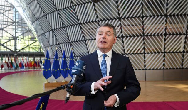 Ο υπουργός Οικονομικών της Ιρλανδίας Πασκάλ Ντόναχιου επανεξελέγη για τρίτη φορά επικεφαλής του Eurogroup