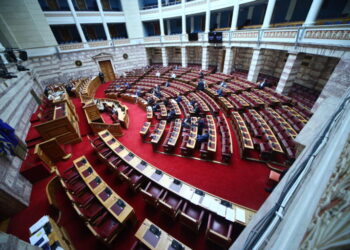 Βουλή: Η Πλεύση Ελευθερίας κατέθεσε ένσταση αντισυνταγματικότητας για την τροπολογία για το άσυλο – Την απόσυρσή της ζητούν και τα κόμματα ΚΚΕ, ΣΥΡΙΖΑ και Ν. Αριστερά