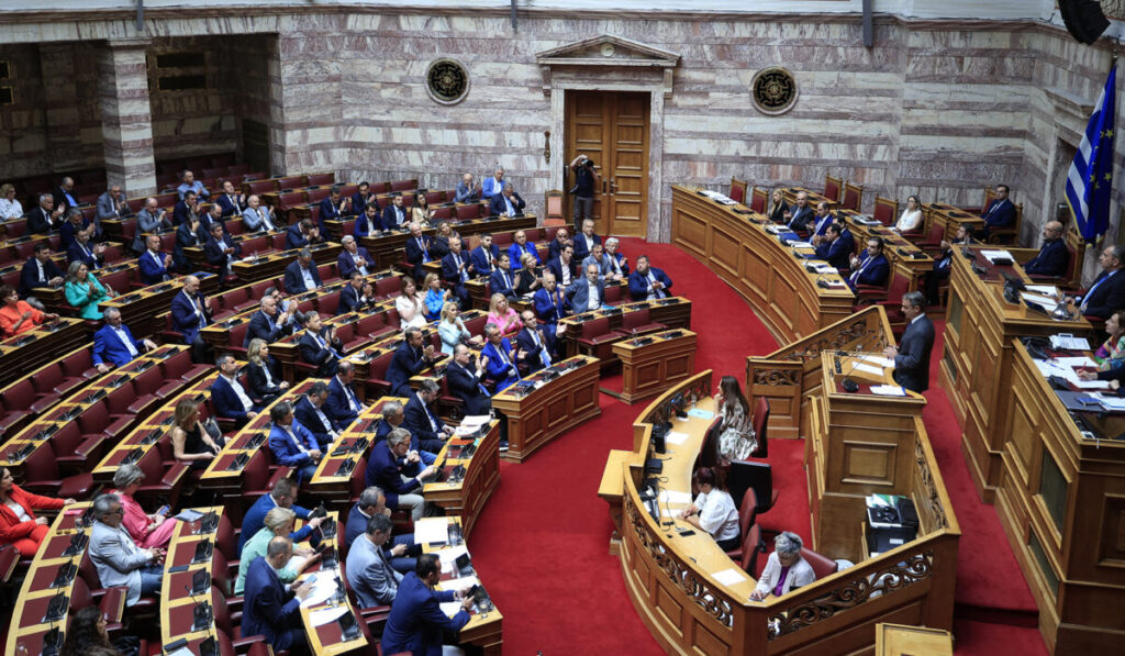 Βουλή: Ψηφίστηκε επί της αρχής το νομοσχέδιο για τη δημοσιονομική ισορροπία με τις ψήφους της ΝΔ και του ΠΑΣΟΚ