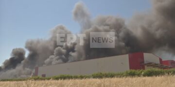Ριτσώνα: Πυρκαγιά σε εργοστάσιο πλαστικών – Μήνυμα 112 για τους καπνούς – «Κλείστε πόρτες και παράθυρα»
