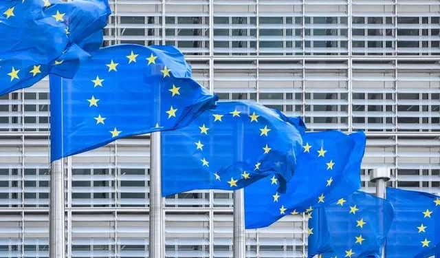 Financial Times: Η ΕΕ σχεδιάζει να επιβάλλει έξτρα φόρο στις μεγάλες επιχειρήσεις