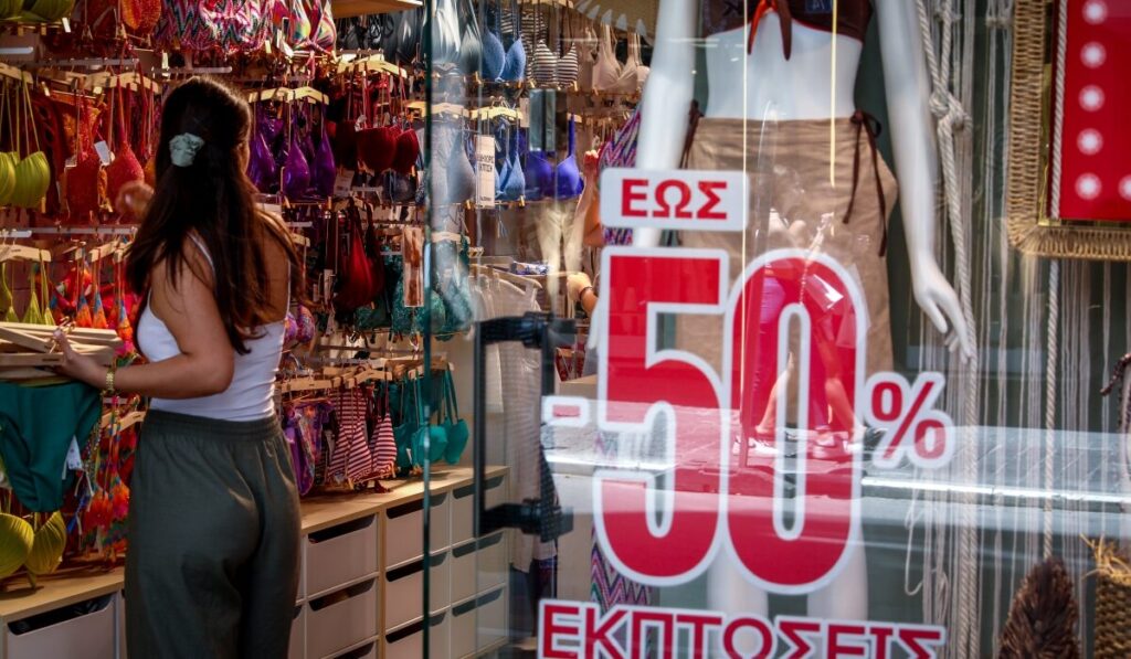 Αρχίζουν την Δευτέρα 14 Ιουλίου 2025 οι καλοκαιρινές εκπτώσεις – Ποια Κυριακή θα είναι ανοιχτά τα μαγαζιά