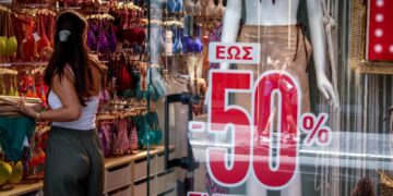 Αρχίζουν την Δευτέρα 14 Ιουλίου 2025 οι καλοκαιρινές εκπτώσεις – Ποια Κυριακή θα είναι ανοιχτά τα μαγαζιά