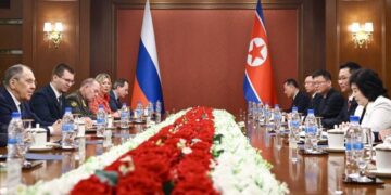 Συνάντηση Λαβρόφ με τον ΥΠΕΞ της Β. Κορέας Τσόι Σον Χούι: H Πιονγκγιάνγκ επαναβεβαιώνει την υποστήριξή της στη Μόσχα