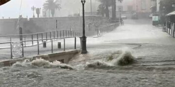 Συναγερμός στην Βόρεια Ισπανία λόγω ισχυρών βροχών - Σταμάτησαν τα τρένα