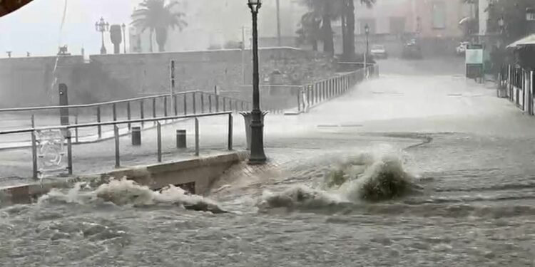 Συναγερμός στην Βόρεια Ισπανία λόγω ισχυρών βροχών - Σταμάτησαν τα τρένα