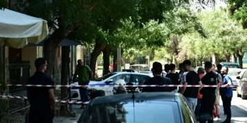 Πανικός στον Κολωνό: Πυροβολισμοί σε καφετέρια- Δύο τραυματίες