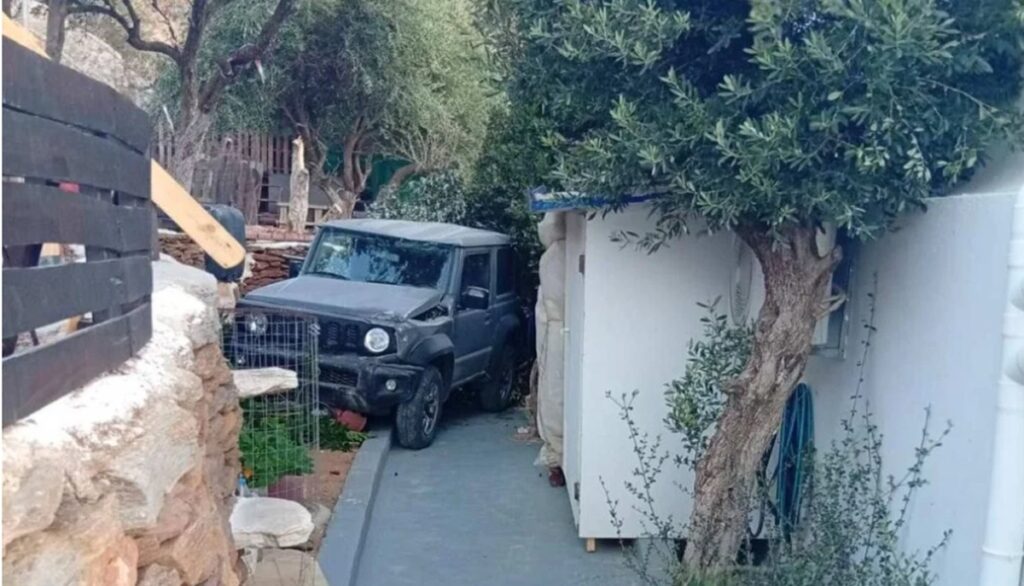 Θυελλώδεις άνεμοι στην Τήνο παρέσυραν τζιπ και το έριξαν σε αυλή σπιτιού