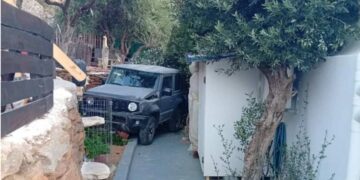 Θυελλώδεις άνεμοι στην Τήνο παρέσυραν τζιπ και το έριξαν σε αυλή σπιτιού