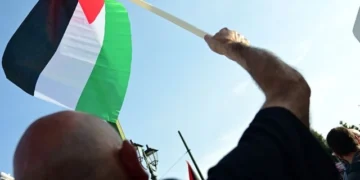 Εισαγγελική παρέμβαση κατά μελών του Ρουβίκωνα επειδή πραγματοποίησαν πορεία στο κέντρο της Αθήνας υπέρ της Παλαιστίνης και επειδή φορούσαν μπλούζες με τη σημαία της