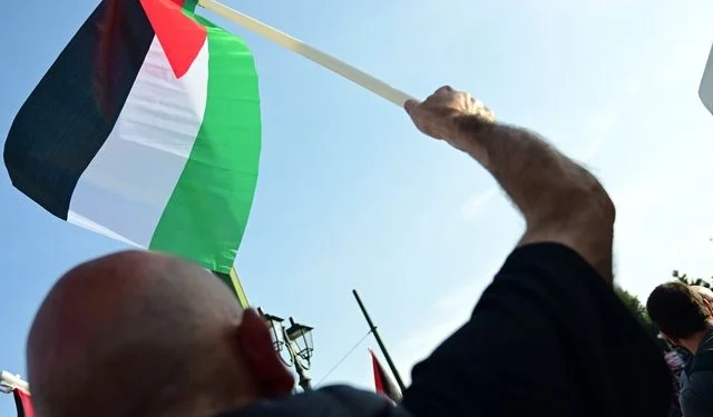 Εισαγγελική παρέμβαση κατά μελών του Ρουβίκωνα επειδή πραγματοποίησαν πορεία στο κέντρο της Αθήνας υπέρ της Παλαιστίνης και επειδή φορούσαν μπλούζες με τη σημαία της