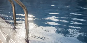 Αγωνία στη Δράμα: 18χρονος ανασύρθηκε από πισίνα χωρίς τις αισθήσεις του και επανήλθε στη ζωή με ΚΑΡΠΑ