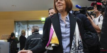 Γαλλία: Η Ζιζέλ Πελικό τιμήθηκε με τον τίτλο του Ιππότη της Λεγεώνας της Τιμής, την κορυφαία διάκριση της χώρας