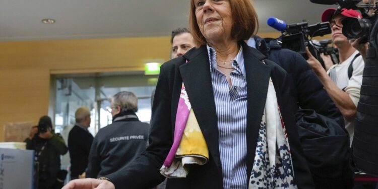 Γαλλία: Η Ζιζέλ Πελικό τιμήθηκε με τον τίτλο του Ιππότη της Λεγεώνας της Τιμής, την κορυφαία διάκριση της χώρας