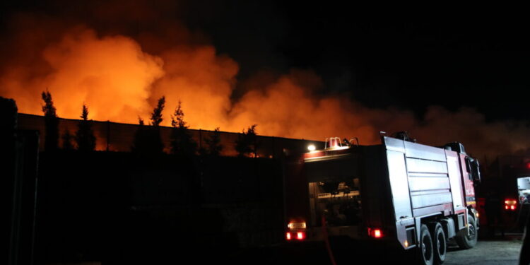 Πυρκαγιά σε εργοστάσιο στη Σίνδο Θεσσαλονίκης: Σε εξέλιξη η επιχείρηση κατάσβεσης