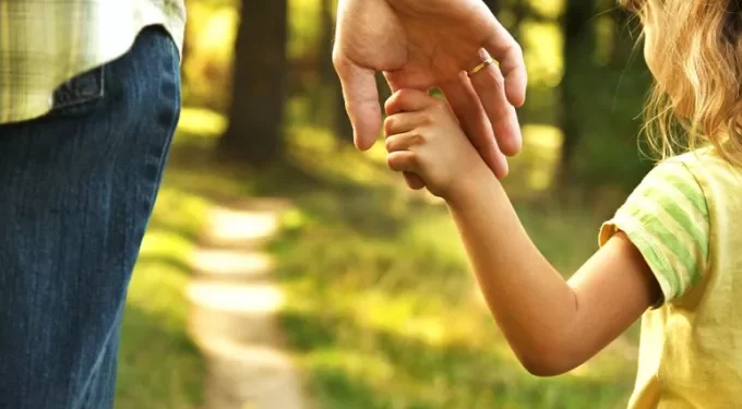 Συνελήφθη 23χρονη στο λιμάνι της Σούδας στα Χανιά για αρπαγή της κόρης της