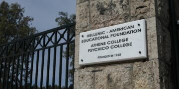 Μαζικές απολύσεις εκπαιδευτικών στο Κολλέγιο Αθηνών βάσει του νόμου Κεραμέως