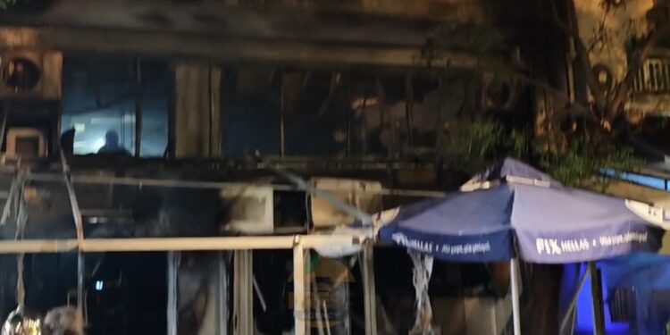 Μεταξουργείο: Πυρκαγιά σε ισόγειο κατάστημα σε πολυκατοικία - Επιχείρηση απεγκλωβισμού κατοίκων