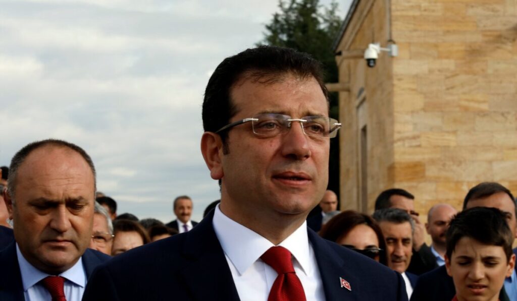 Δίκη Εκρέμ Ιμάμογλου: Ποινή φυλάκισης ενός έτους και 8 μηνών – Δεν απαγορεύεται να συνεχίσει την πολιτική του δράση