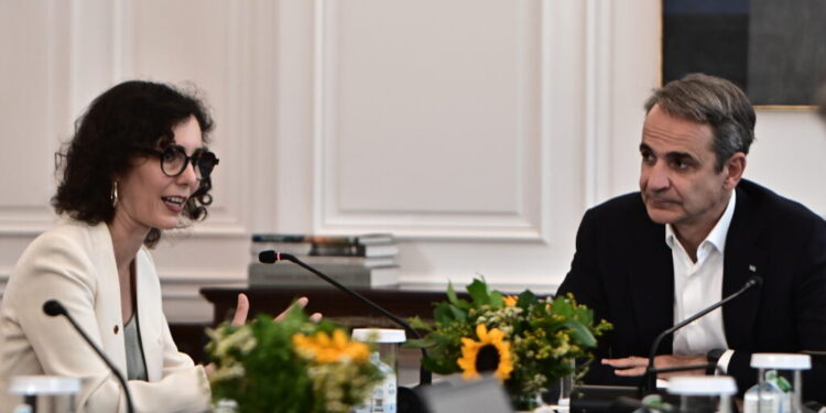 Μέγαρο Μαξίμου: Συνάντηση Κ. Μητσοτάκη με την Ευρωπαία Επίτροπο Χατζά Λαμπίμπ