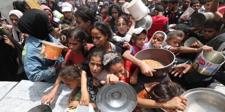 Γάζα: Ισραηλινά πυρά κατά Παλαιστινίων που περίμεναν τη διανομή ανθρωπιστικής βοήθειας - Δέκα νεκροί