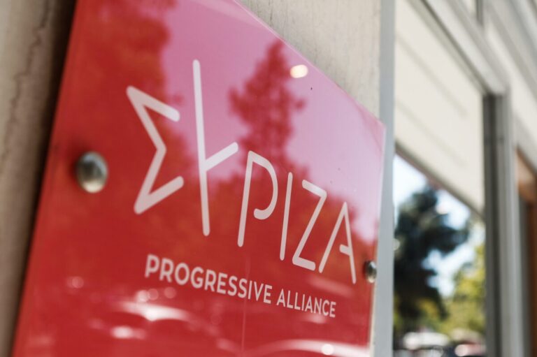 Εκπρόσωπος Τύπου ΣΥΡΙΖΑ , Κ. Ζαχαριάδης: «Μεγάλη απάτη, μεγάλη ντροπή» οι χρεώσεις των τραπεζών