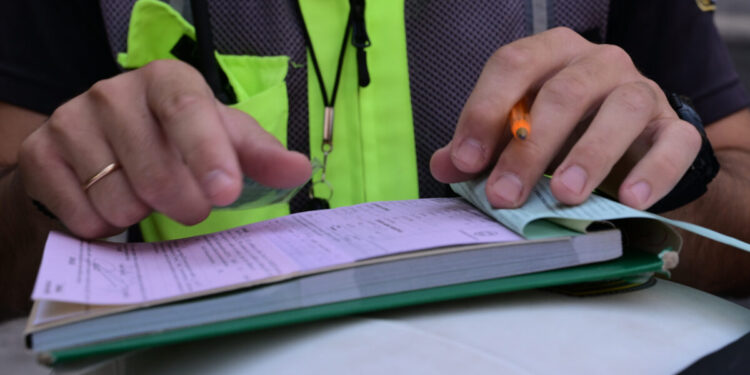 Απίστευτο περιστατικό στην Κρήτη: Η Τροχαία έκοψε κλήση σε οδηγό αυτοκινήτου γιατί δεν φορούσε...κράνος!