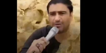 Πλημμύρες στο Πακιστάν: Βίντεο στο διαδίκτυο δείχνει δημοσιογράφο να κάνει ρεπορτάζ ενώ βρίσκεται μέσα σε χείμαρρο μέχρι το λαιμό