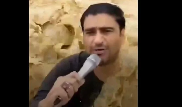 Πλημμύρες στο Πακιστάν: Βίντεο στο διαδίκτυο δείχνει δημοσιογράφο να κάνει ρεπορτάζ ενώ βρίσκεται μέσα σε χείμαρρο μέχρι το λαιμό