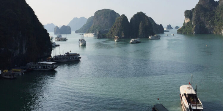 Βιετνάμ: Τουριστικό σκάφος βυθίστηκε στον Κόλπο του Αλόνγκ - Τουλάχιστον 34 νεκροί