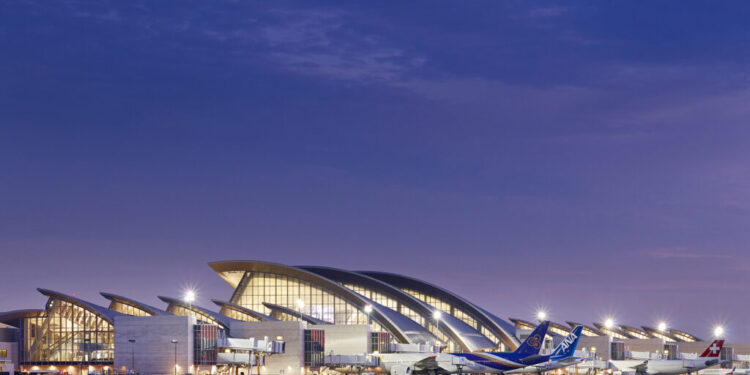 ΗΠΑ: Αεροπλάνο έπιασε φωτιά στο αεροδρόμιο του Λος Άντζελες