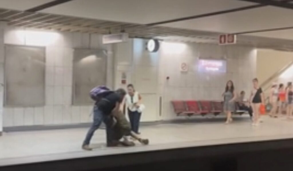 Παρ' ολίγο τραγωδία στο Σύνταγμα: Νεαρός έπεσε με το πατίνι του στις ράγες - Σώθηκε την τελευταία στιγμή