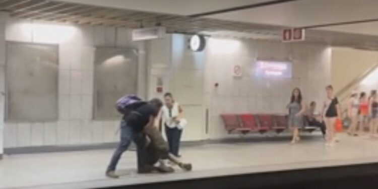 Παρ' ολίγο τραγωδία στο Σύνταγμα: Νεαρός έπεσε με το πατίνι του στις ράγες - Σώθηκε την τελευταία στιγμή