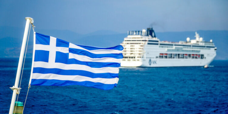 Από σήμερα ισχύει το ημερήσιο τέλος επιβατών κρουαζιέρας -  20 ευρώ ανά άτομο για τη Μύκονο και Σαντορίνη και στα 5 ευρώ για τα υπόλοιπα νησιά