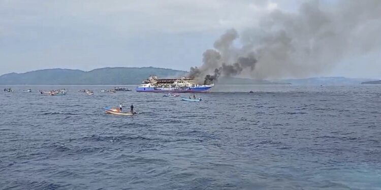 Ινδονησία: Φωτιά σε επιβατηγό πλοίο - Τρεις νεκροί, διασώθηκαν 568